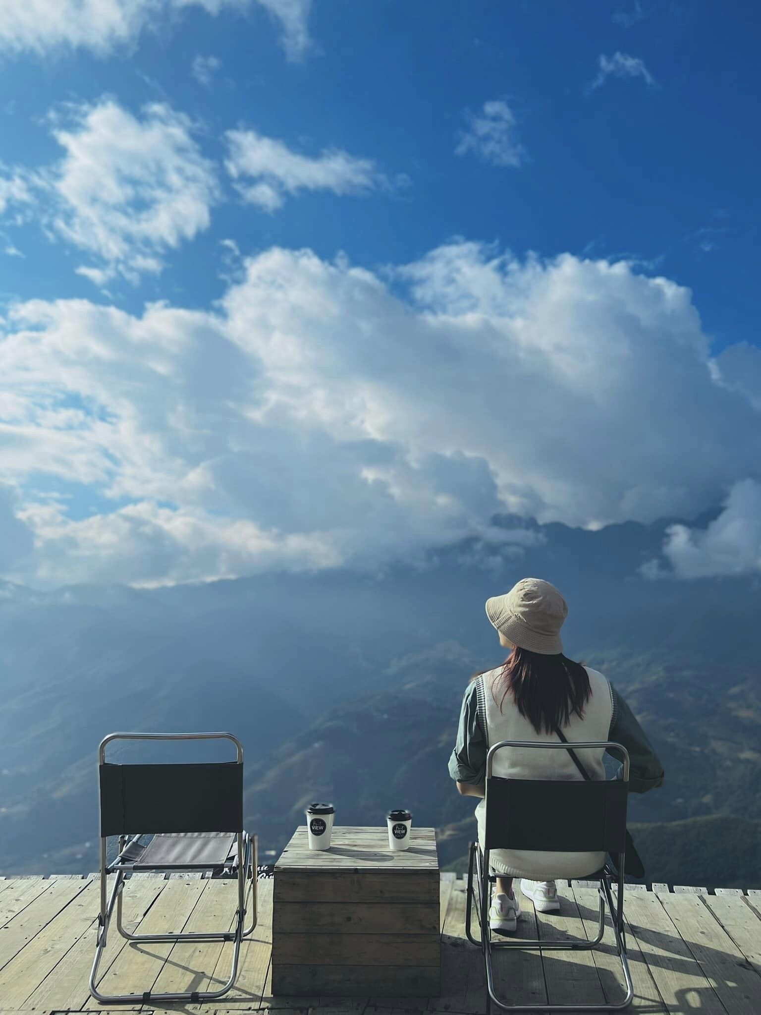 3. Café In The Clouds