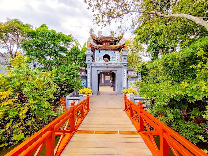 6. đền ngọc sơn