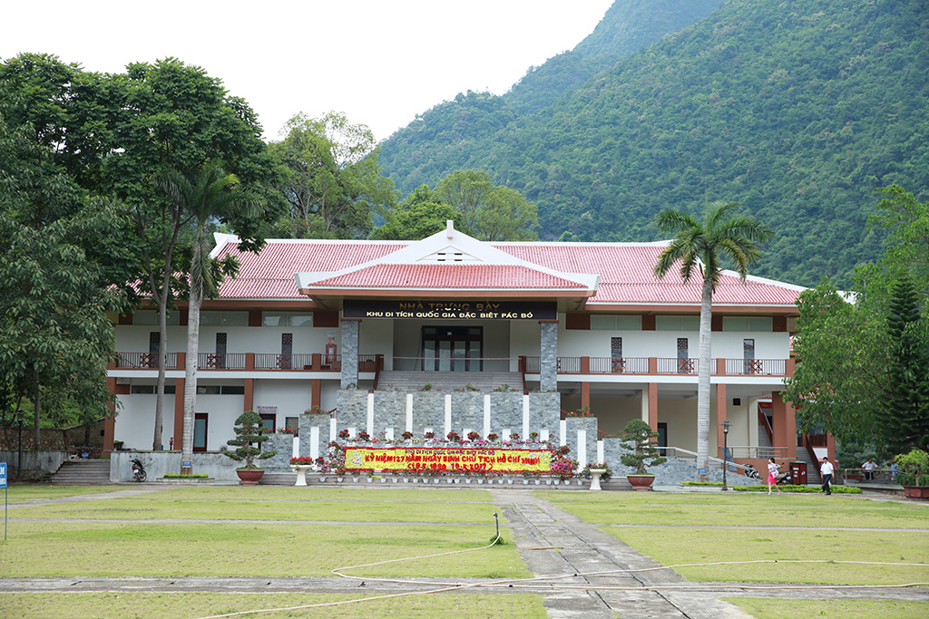 nha trung bay khu di tich Pac Bo